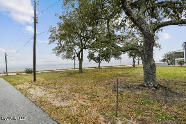 517 N Beach Boulevard, Waveland, MS 39576