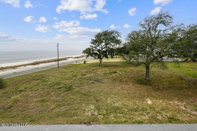 517 N Beach Boulevard, Waveland, MS 39576