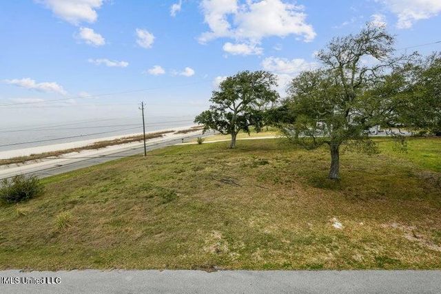 517 N Beach Boulevard, Waveland, MS 39576