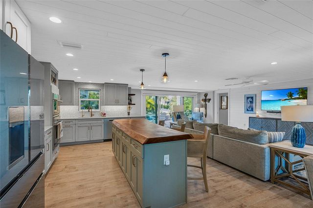 504 68TH STREET, Holmes Beach, FL 34217