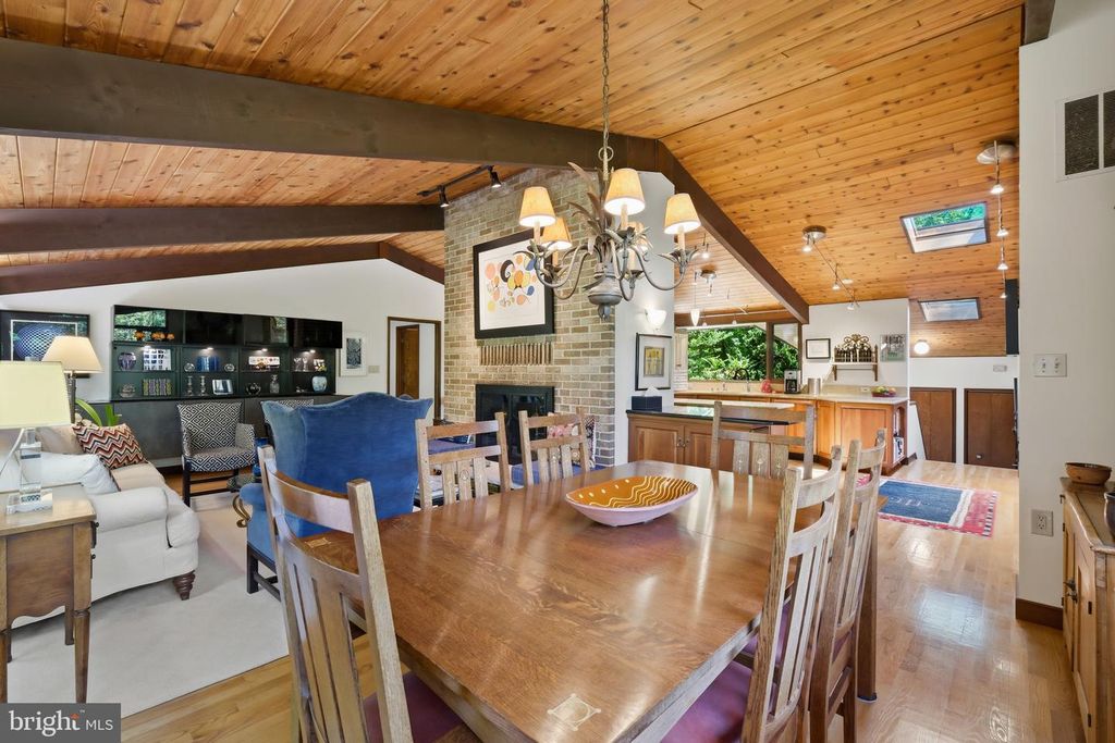 Image 11 of property listing at 7908 FENWAY RD, Bethesda, MD 20817