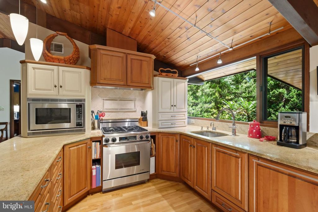 Image 13 of property listing at 7908 FENWAY RD, Bethesda, MD 20817