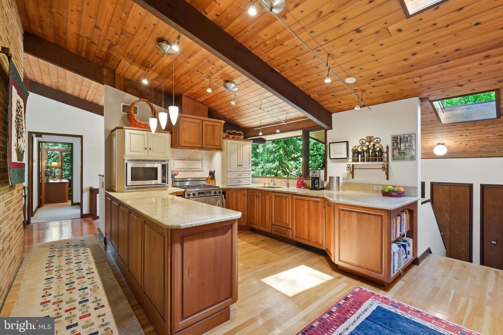 Image 14 of property listing at 7908 FENWAY RD, Bethesda, MD 20817