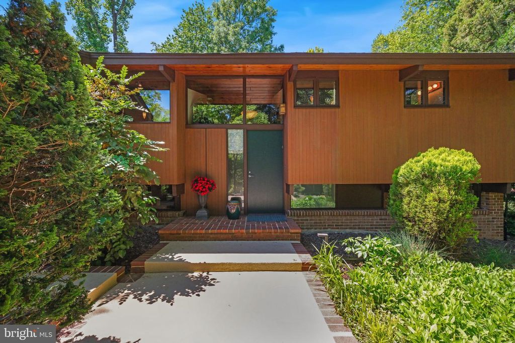 Image 5 of property listing at 7908 FENWAY RD, Bethesda, MD 20817