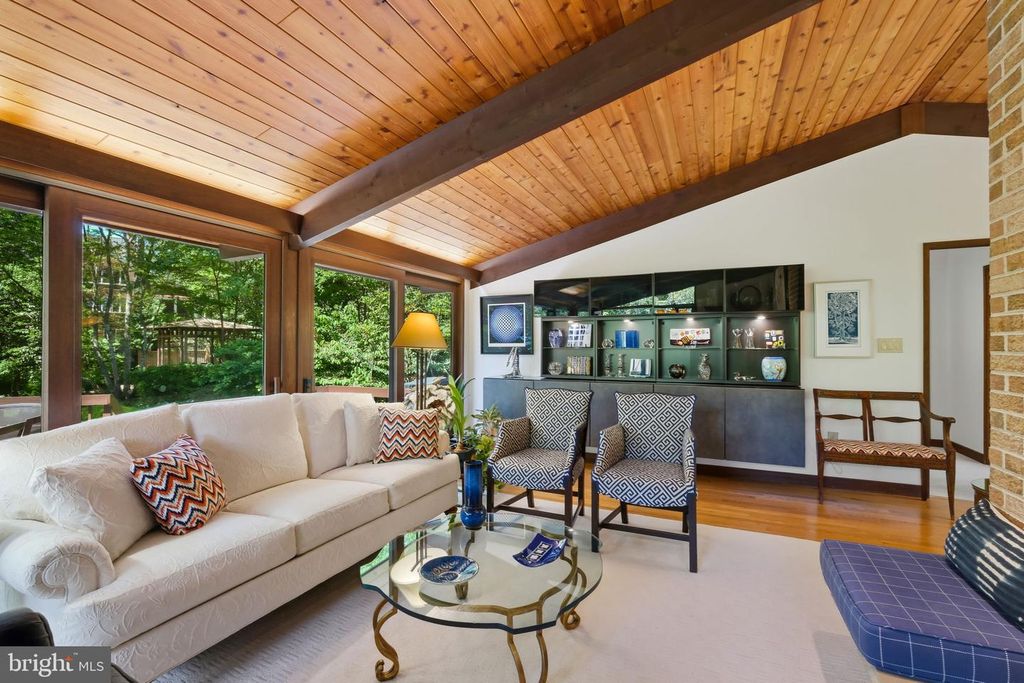 Image 8 of property listing at 7908 FENWAY RD, Bethesda, MD 20817