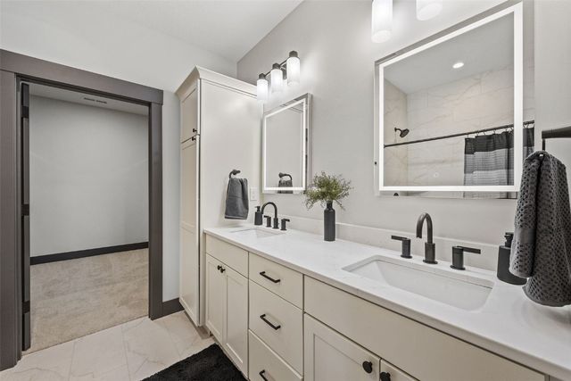 3060 Sunflower St, Ely, IA 52227