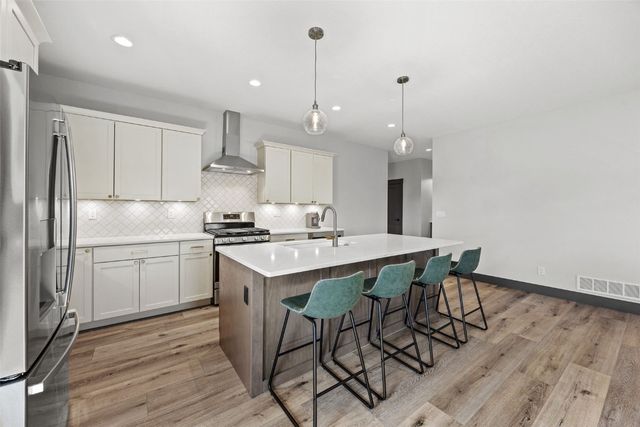 3060 Sunflower St, Ely, IA 52227