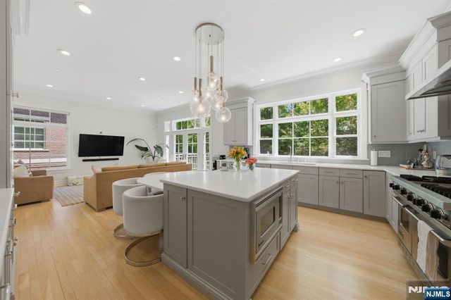 900 Heights Lane, Tenafly, NJ 07670