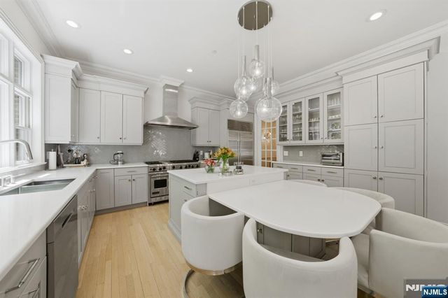 900 Heights Lane, Tenafly, NJ 07670