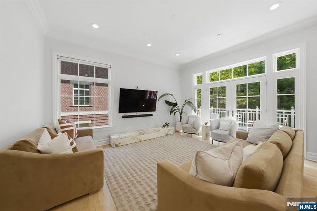 900 Heights Lane, Tenafly, NJ 07670