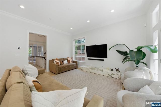 900 Heights Lane, Tenafly, NJ 07670