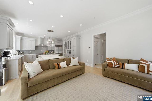 900 Heights Lane, Tenafly, NJ 07670