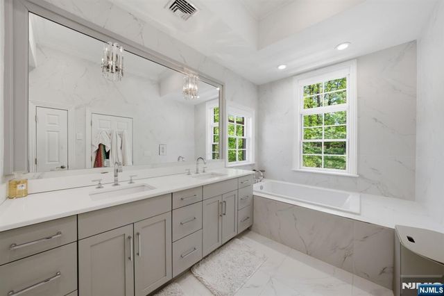 900 Heights Lane, Tenafly, NJ 07670