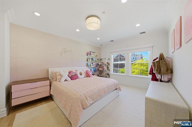 900 Heights Lane, Tenafly, NJ 07670
