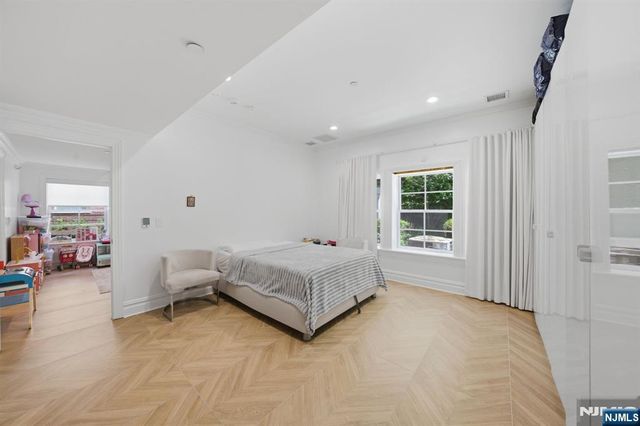 900 Heights Lane, Tenafly, NJ 07670