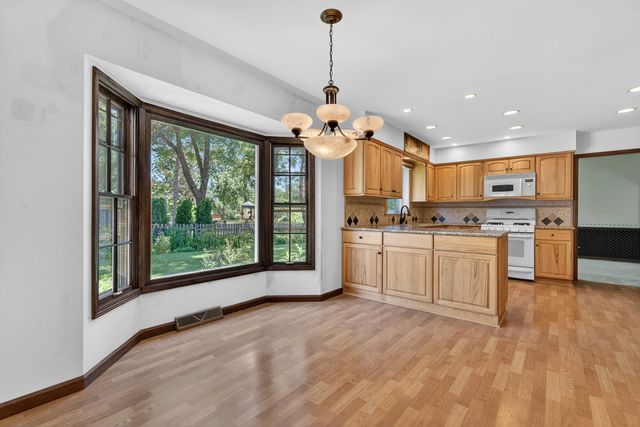 241 Wakefield Lane, Geneva, IL 60134