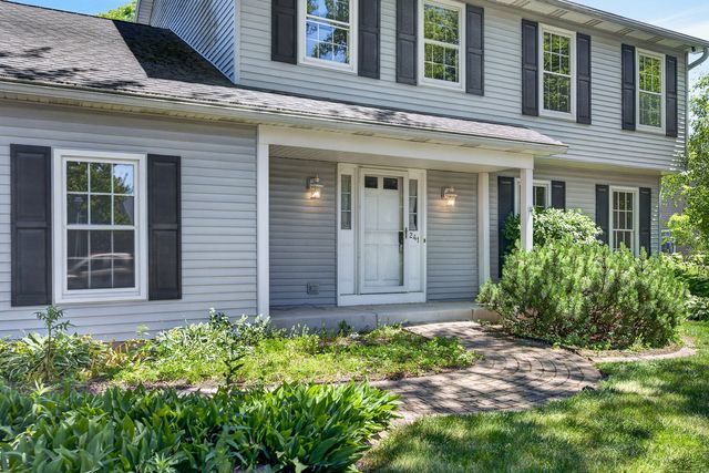 241 Wakefield Lane, Geneva, IL 60134