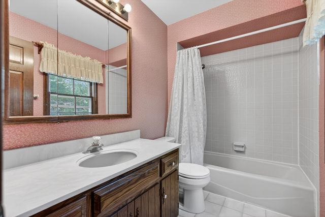 241 Wakefield Lane, Geneva, IL 60134