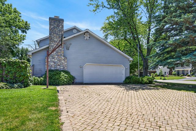 241 Wakefield Lane, Geneva, IL 60134