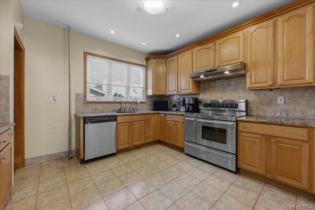 7535 60th Place, Glendale, NY 11385