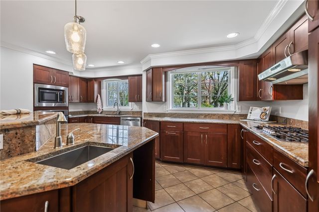 340 Village Lane, Brighton, NY 14610