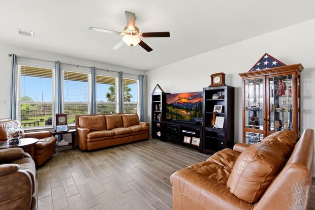 693 Forest Bend Lane, La Marque, TX 77568