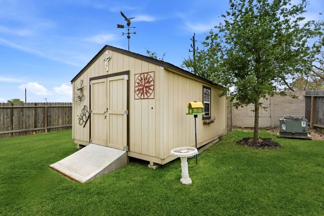 693 Forest Bend Lane, La Marque, TX 77568