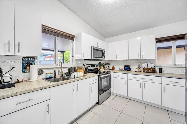 7256 W 34th Ln, Hialeah, FL 33018