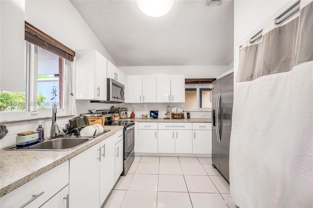 7256 W 34th Ln, Hialeah, FL 33018