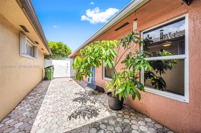 7256 W 34th Ln, Hialeah, FL 33018