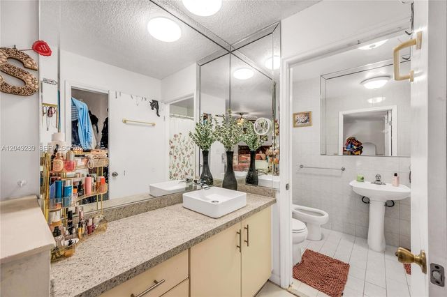 7256 W 34th Ln, Hialeah, FL 33018