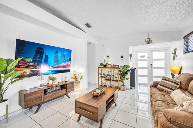 7256 W 34th Ln, Hialeah, FL 33018
