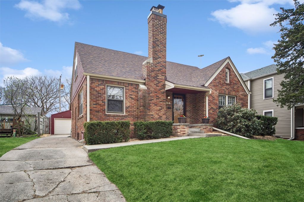 924 39th Street, Des Moines, IA 50312