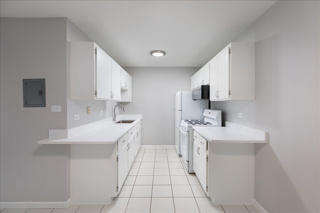 5740 East Avenue 2D, Countryside, IL 60525