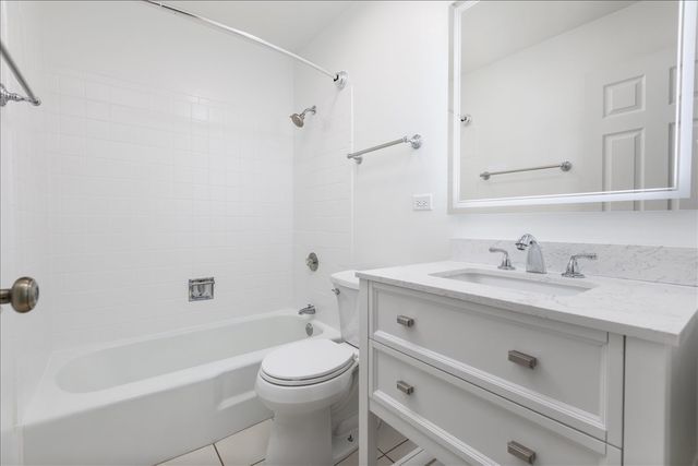 5740 East Avenue 2D, Countryside, IL 60525