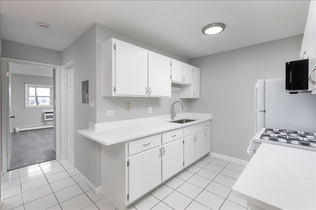 5740 East Avenue 2D, Countryside, IL 60525