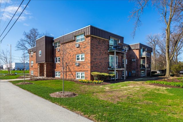 5740 East Avenue 2D, Countryside, IL 60525