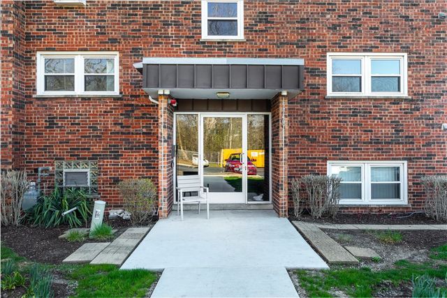 5740 East Avenue 2D, Countryside, IL 60525