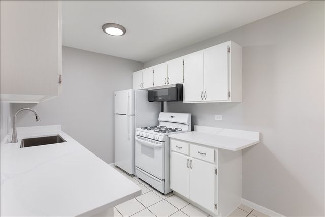 5740 East Avenue 2D, Countryside, IL 60525