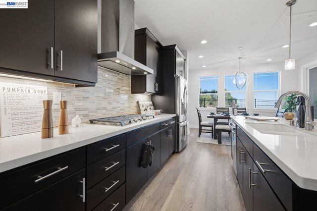17 Ben Nevis Pl, Hayward, CA 94542
