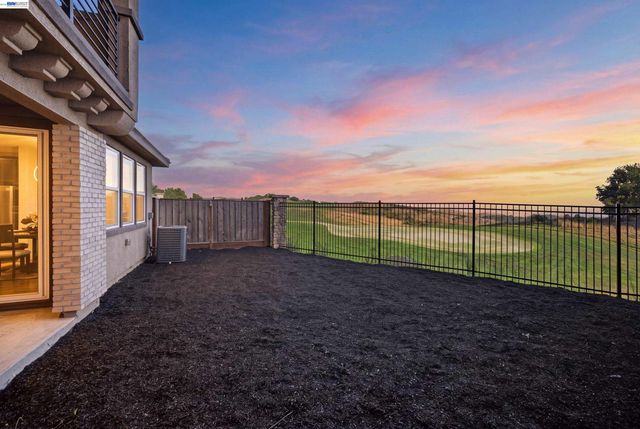 17 Ben Nevis Pl, Hayward, CA 94542