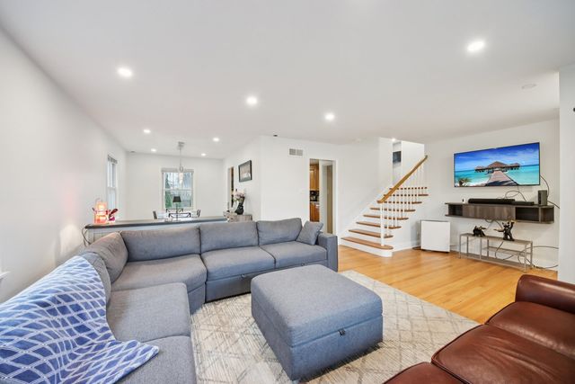 715 E Main Street, Barrington, IL 60010
