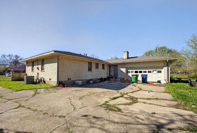 525 Lake Park Avenue, Waxahachie, TX 75165