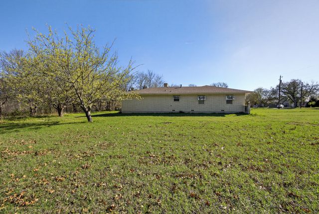 525 Lake Park Avenue, Waxahachie, TX 75165