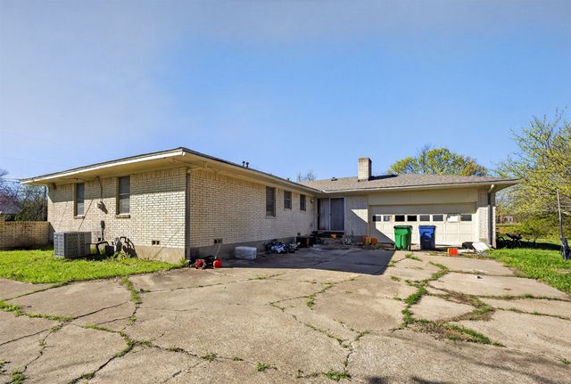 525 Lake Park Avenue, Waxahachie, TX 75165