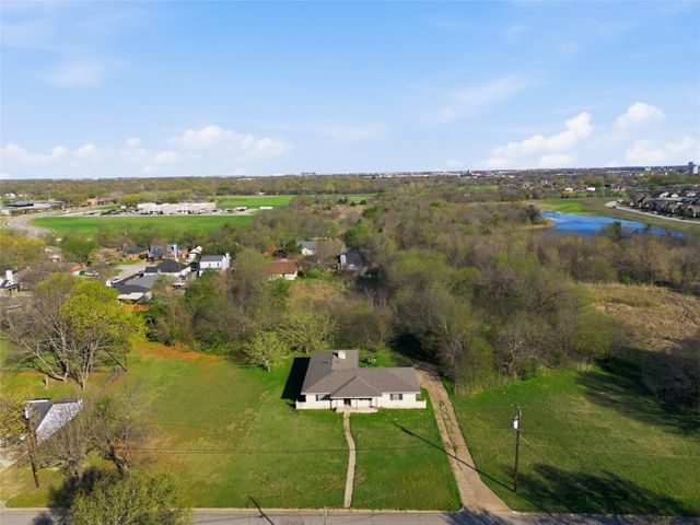 525 Lake Park Avenue, Waxahachie, TX 75165