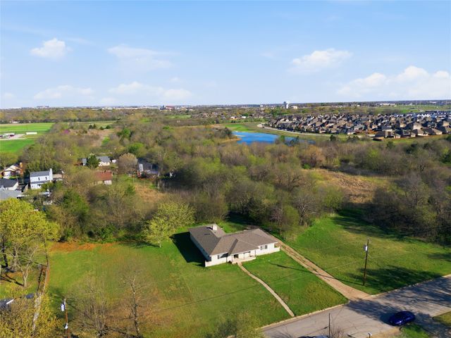 525 Lake Park Avenue, Waxahachie, TX 75165