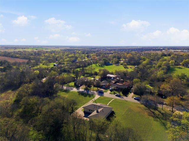 525 Lake Park Avenue, Waxahachie, TX 75165