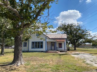 517 Center, Marion, TX 78124