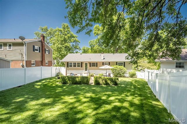 44 Millbrook Lane, St Louis, MO 63122